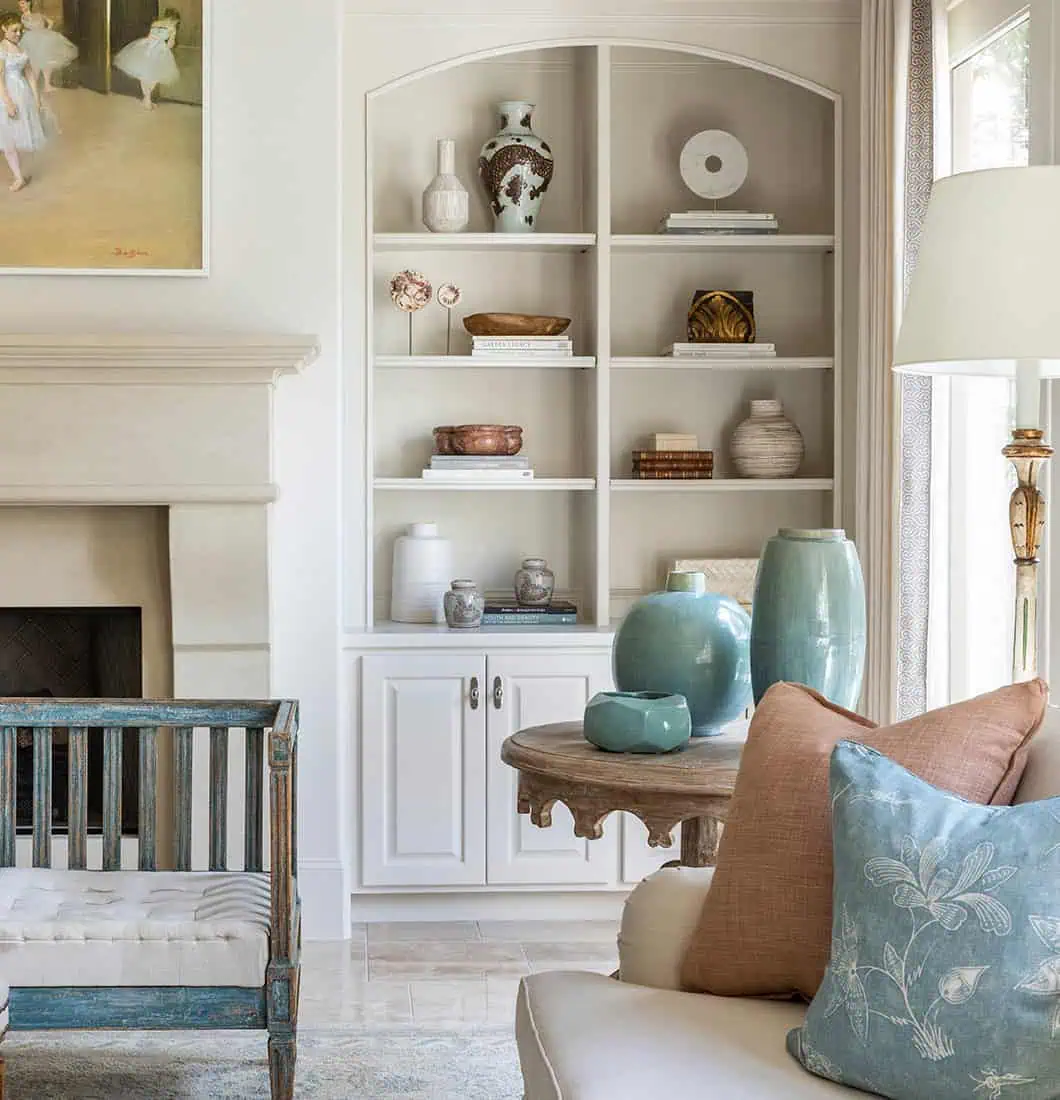 Elegant living room and built-in shelves